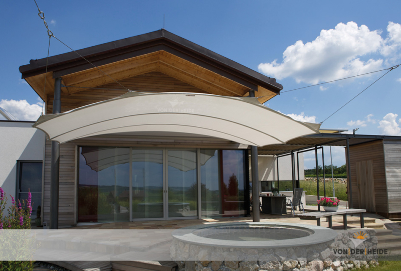 Die Wölbung durch eingearbeitete Segellaten verschaffen dem Sonnensegel eine Windstabilität bis 7 Beaufort und einen gesicherten Regenablauf.