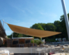 Motorisch aufrollbares Sonnensegel im Bootshaus Schloss Weissenhaus Beachbar