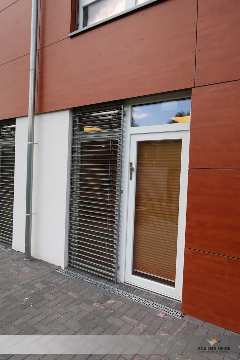 Außen-Jalousie (Raffstore) mit gekippten Lamellen. Hier als Beschattung und Verdunklung in einer Kita