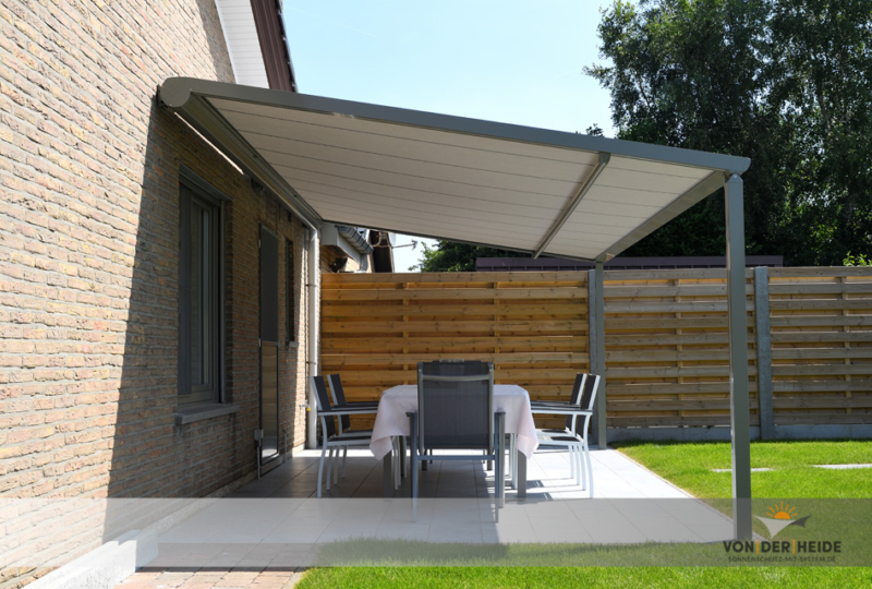 Seitenansicht einer Pergola-Markise Brustor B-128