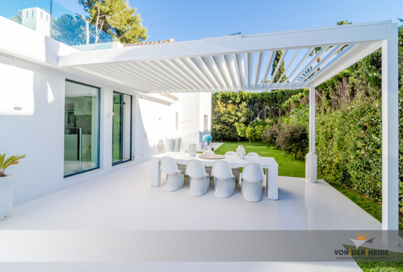 Aluminium-Pregola mit Kipp-Lamellen. Typ Brustor B200 Farbe weiß über Terrassen-Essplatz