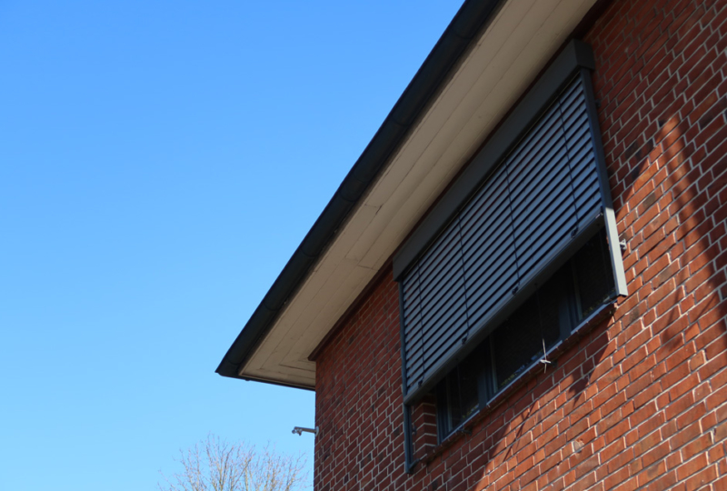 Fensterbeschattung mit REFLEXA-Raffstore (Außenjalousie) anthrazit-grau