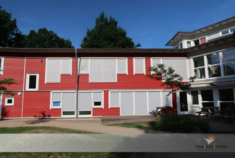 Roll-Screen von ROMA zur Beschattung von Fenstern in einer Kita.