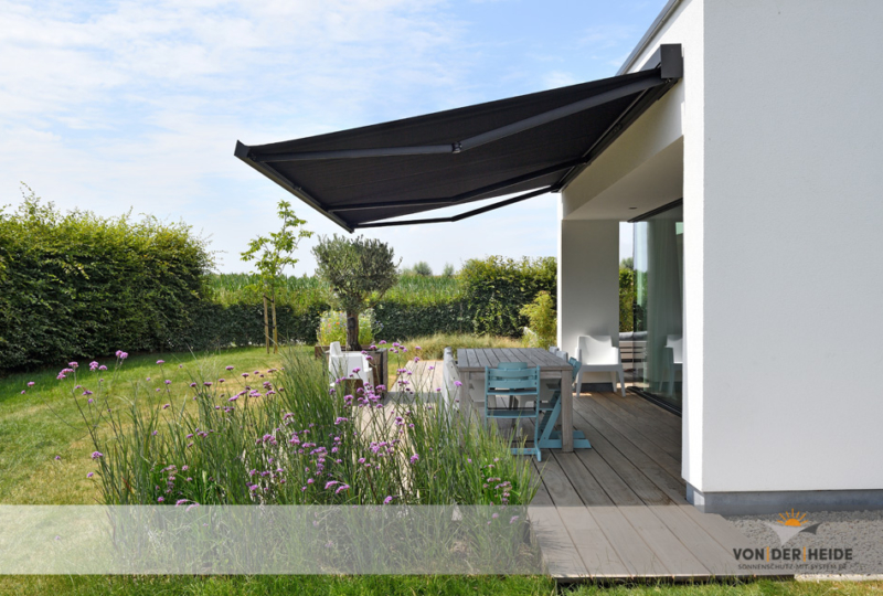 Gelenkarm-Markise mit kubischer Vollkassette Modell Brustor-B27 Farbe anthrazit