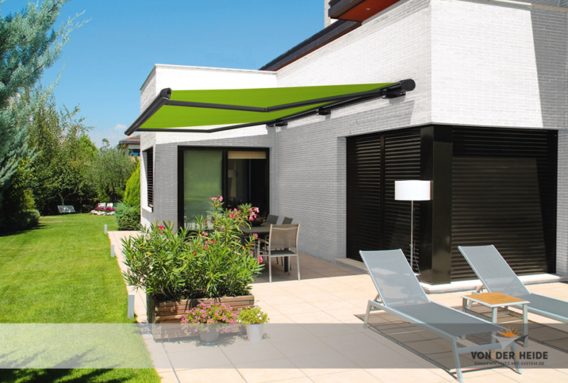 Kassettenmarkise Markilux 6000 mit grünem Tuch an WDVS-Fassade