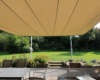 Ausgefahrenes Markisensegel Soliday CS - Blick von Terrasse zum Garten