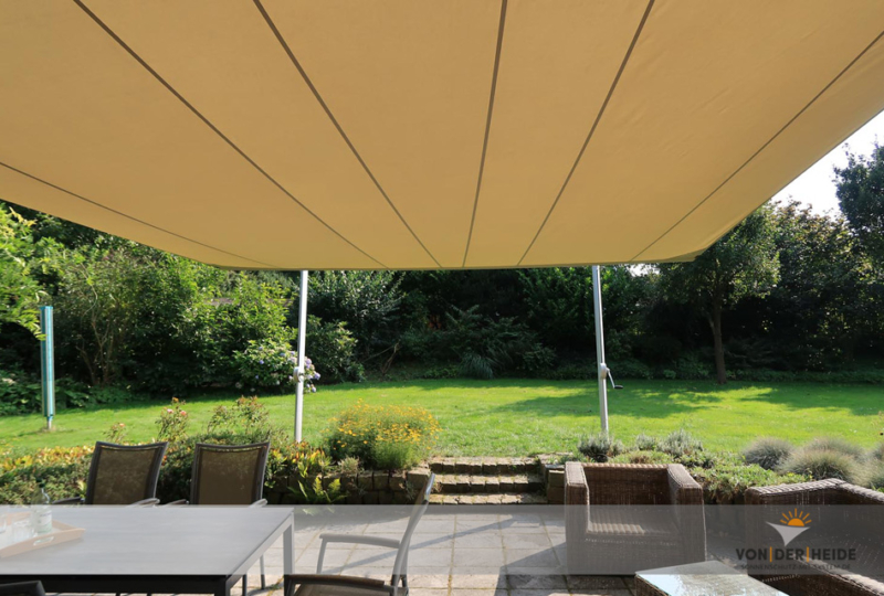 Ausgefahrenes Markisensegel Soliday CS - Blick von Terrasse zum Garten