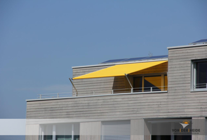 Gelbes Markisensegel Modell "Shadesign-inox" (früher Twistersegel) auf einer Dachterrasse