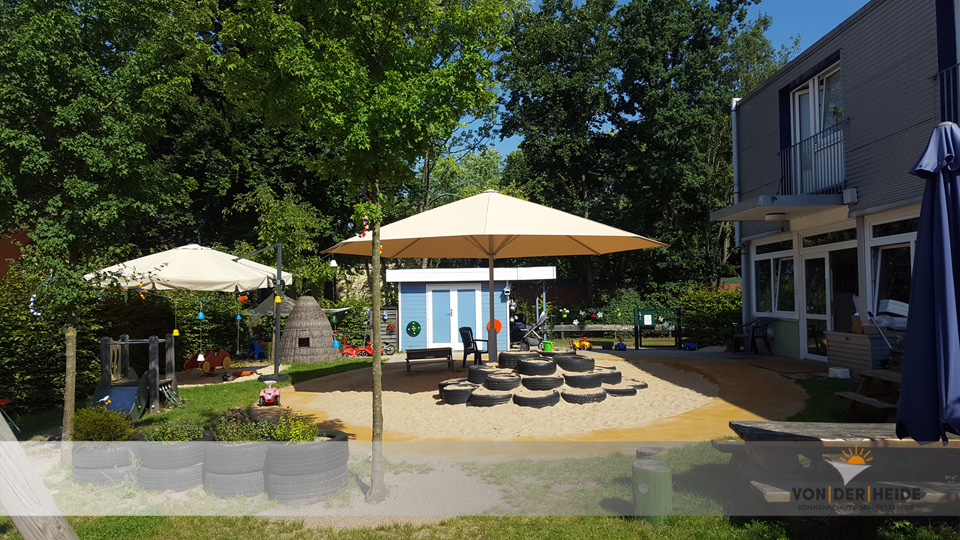 Professionelle Groß-Sonnenschirme in einer Kita in Norderstedt