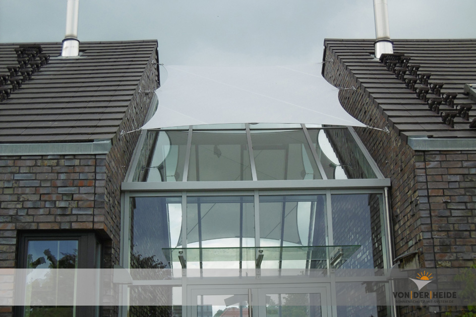 Sonnensegel auf Wintergärten schützen nicht nur vor Aufheizung sondern bieten auch ästhetische Architektur