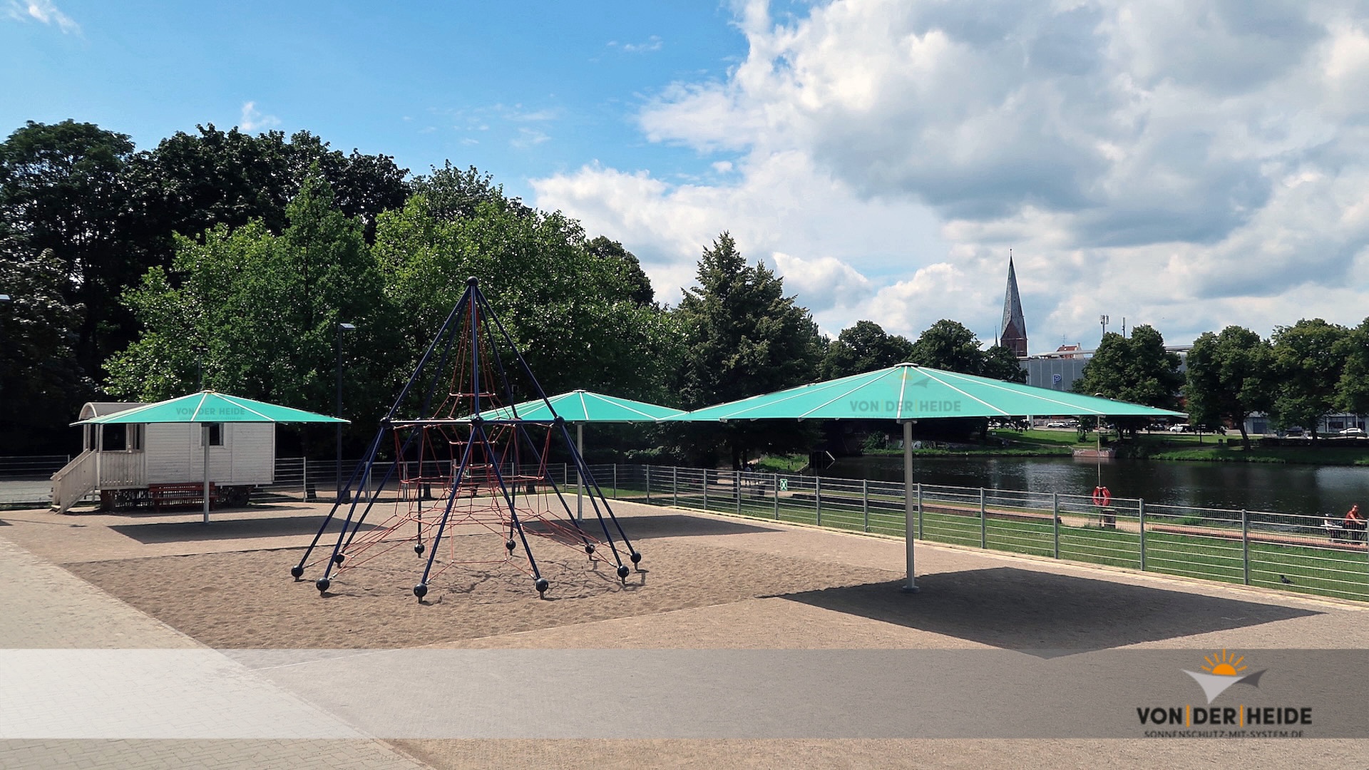 XXL-Schirme-Glatz Palazzo Royal in einer Schule in Altstadt Lübeck