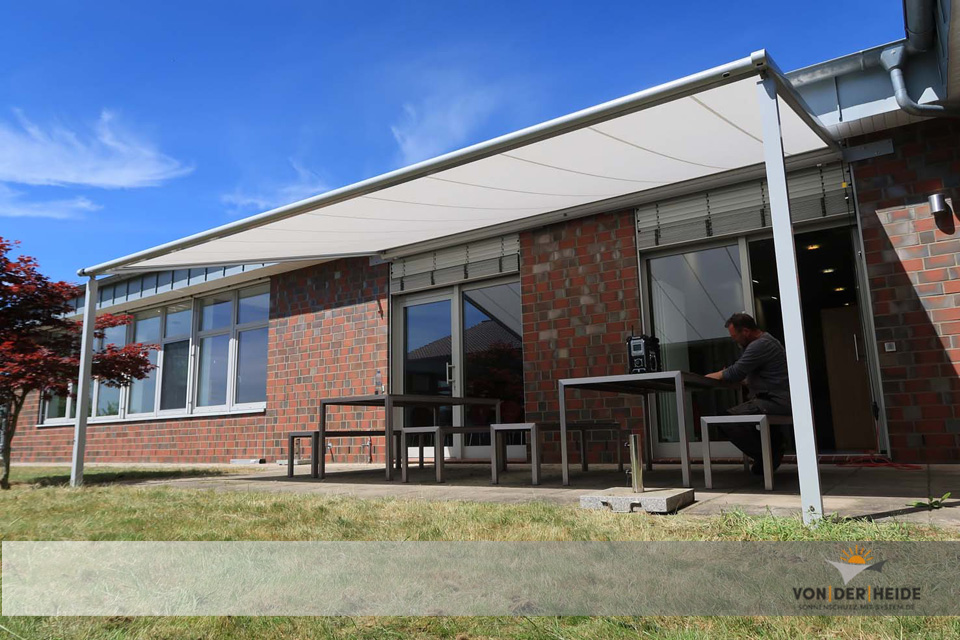 Schwebe- oder Pergola-Markise Markilux 110 in weissaluminium an einem Aufenthaltsbereich eines Gewerbebetriebes