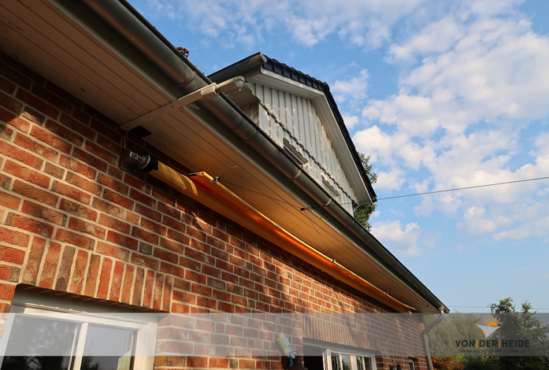 Unter dem Dachüberstand ist die Tuchwelle automatisch vor Verschmutzung geschützt.