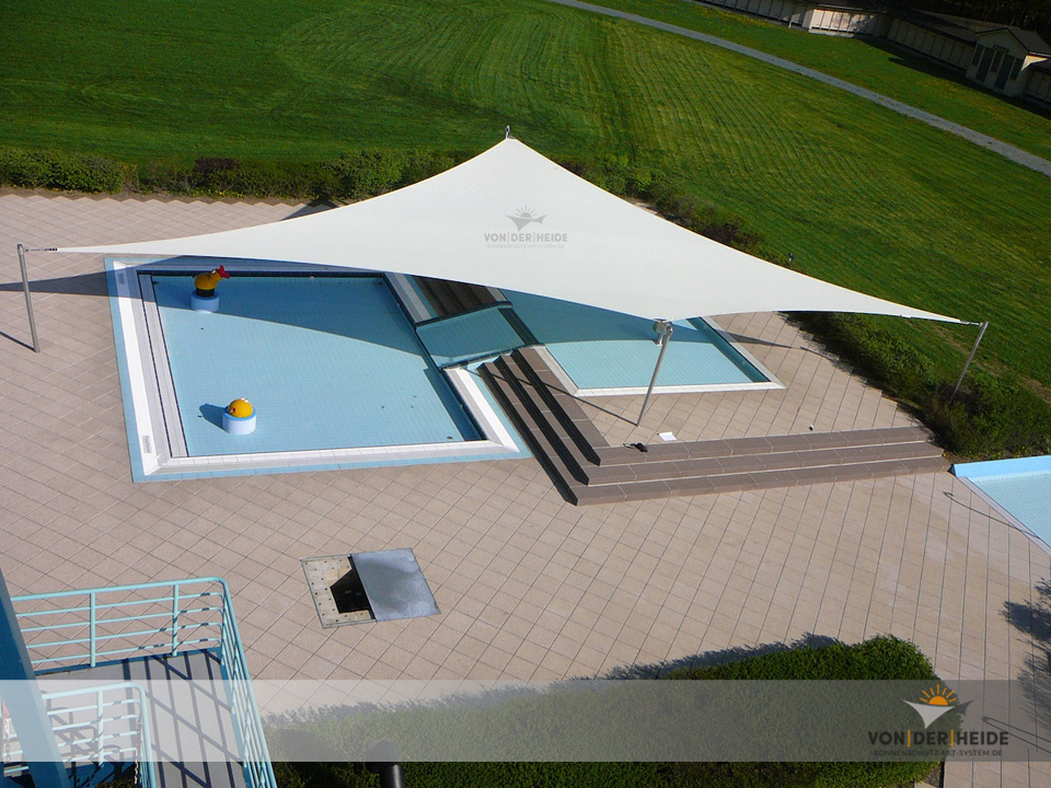 Großes Hypar-Saisonsegel über in einem Schwimmbar über Schwimmbecken