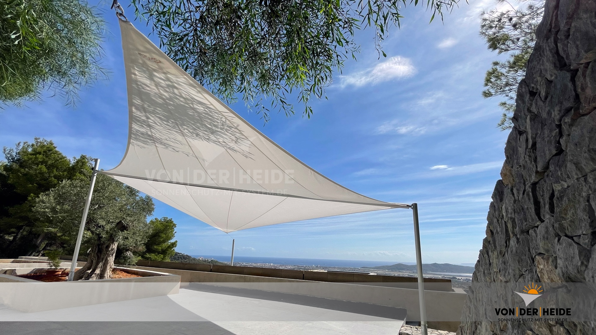 Dieses aufrollbares Sonnsensegel Sunfurl RES bietet Sonnenschutz auf einem Anwesen auf der Insel Ibiza