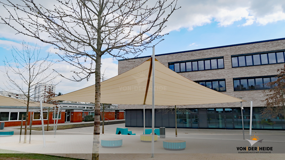 SunFurl-Wetterschutzsegel in einer Schule in Hamburg