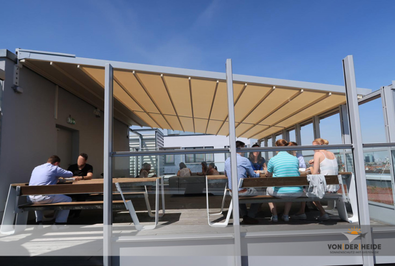 Wind- und regenfeste Falt-Pergola Leiner Sun an Rain auf einer Dachterrasse eines Gewerbeobjektes in Berlin.