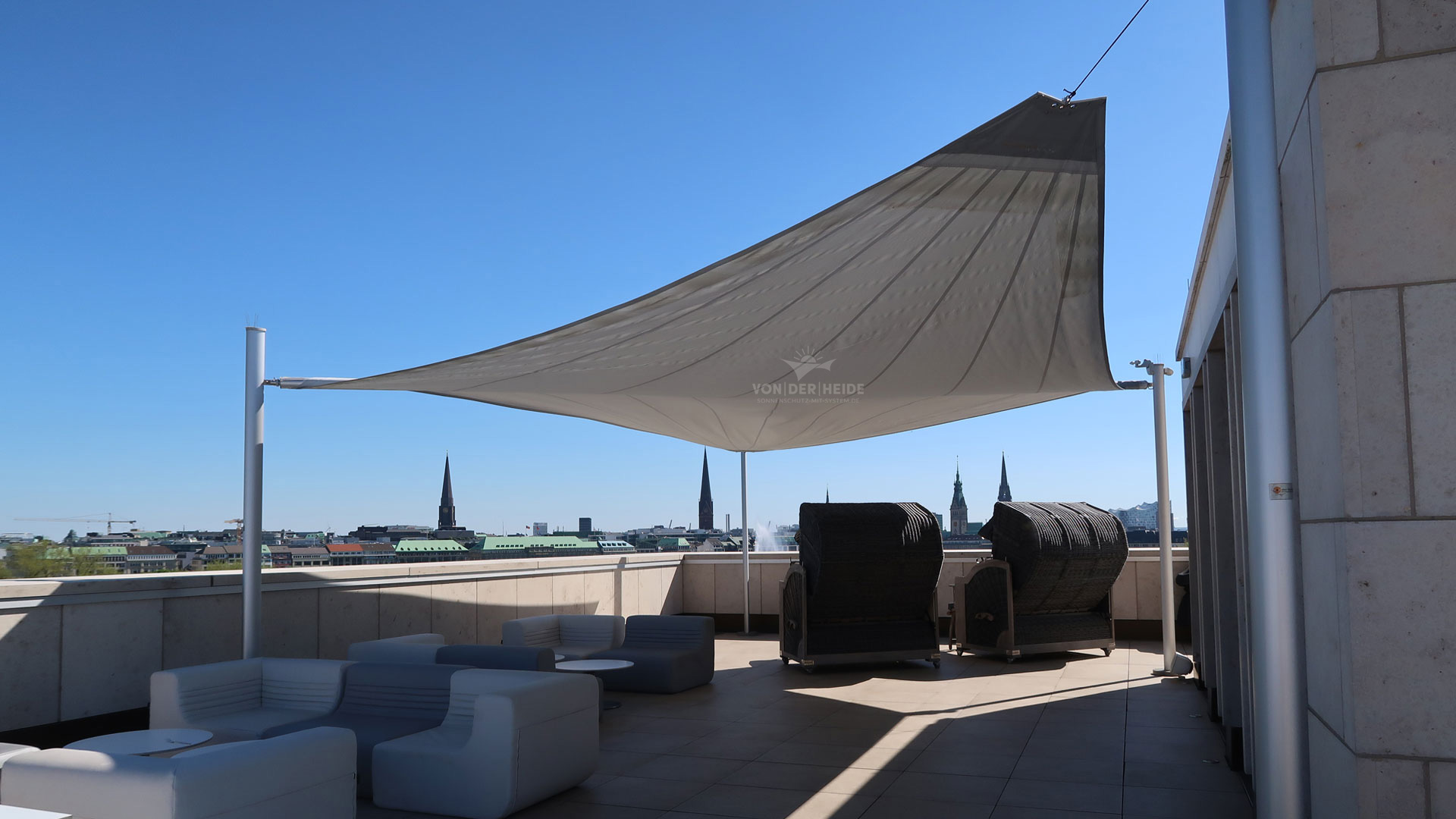 Roll-Up-Sonnensegel auf Dachterrasse in Hamburg an der Alster. Loungemöbel und Strandkörbe.