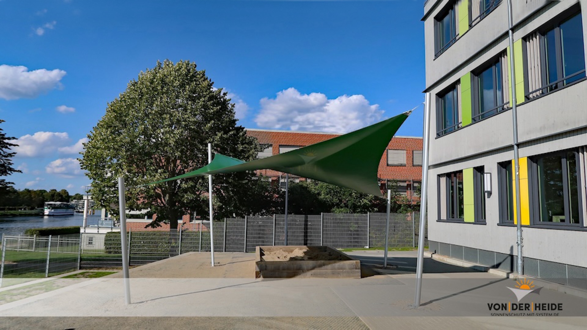 Saison-Wetterschutzsegel in einer Schule der Hansestadt Lübeck