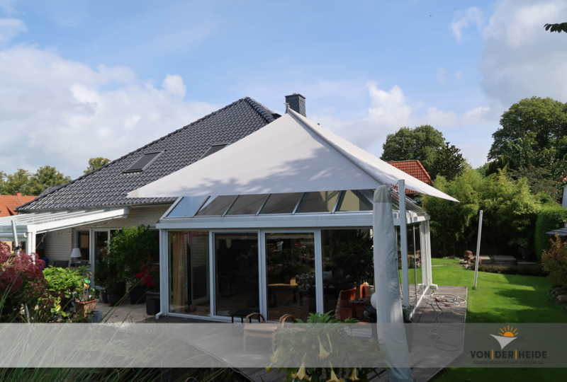 Dieses automatisierte Rollup-Segel schützt den Wintergarten vor aufheizende Sonnenstrahlen