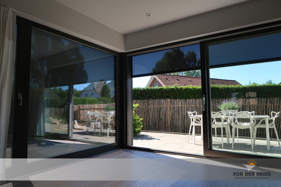 Senkrechtmarkise ROMA ZIP-Screen teildurchsichtig. Etwas heruntergefahren.