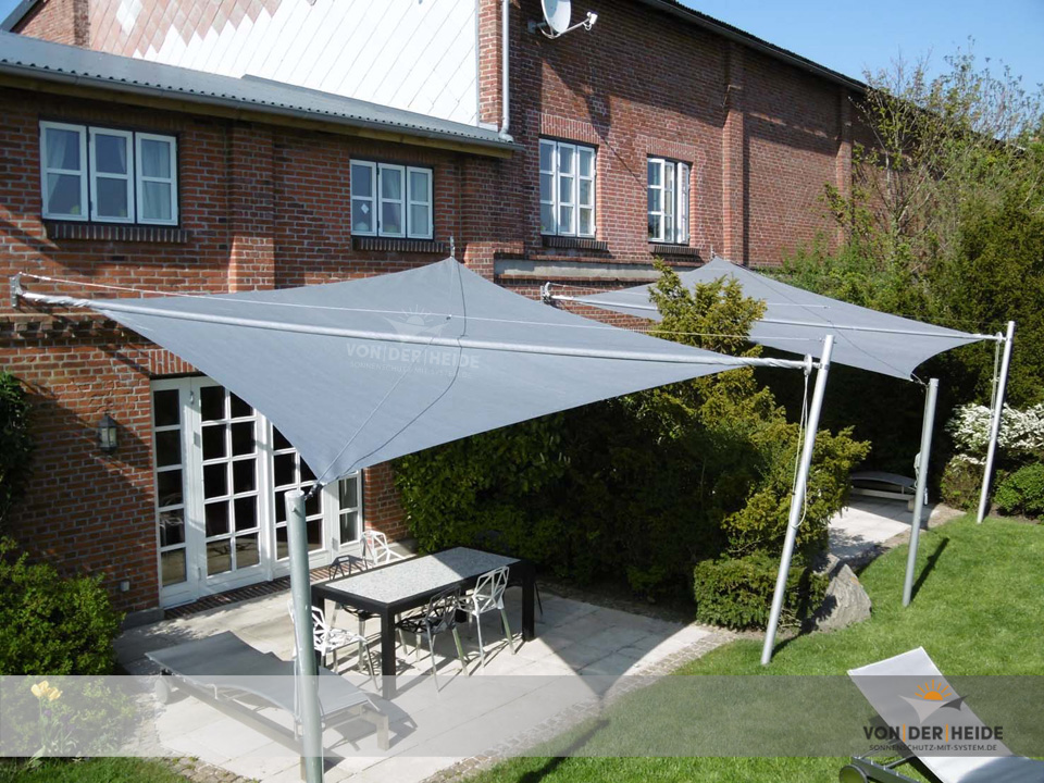 Manuell aufrollbare Sonnensegel an Ferienhaus auf Fehmarn