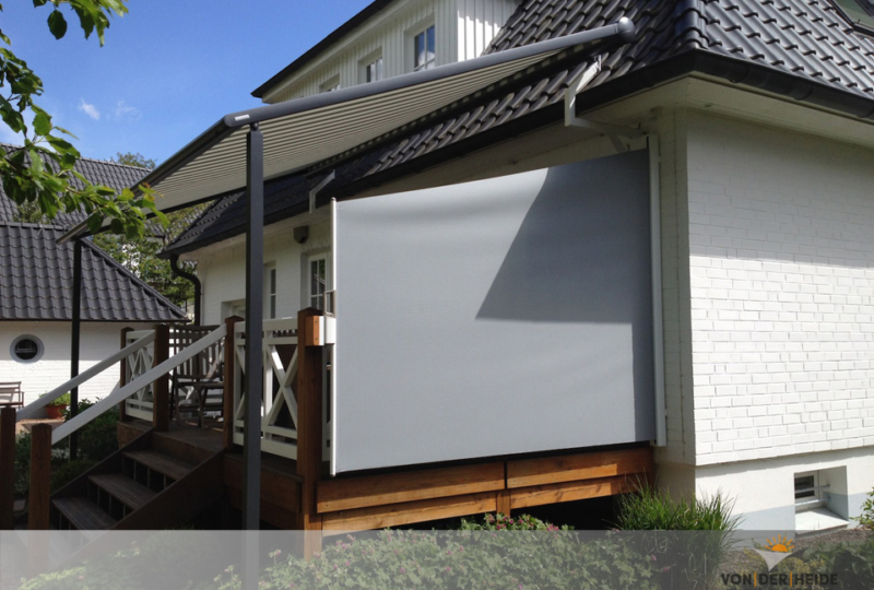 Seitenmarkise Markilux an einer Hochterrasse. Darüber eine Pergola- / Schwebemarkise