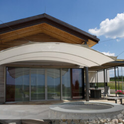 Design-Markisen-Segel C4sun "square" Die Wölbung durch eingearbeitete Segellaten verschaffen dem Sonnensegel eine Windstabilität bis 7 Beaufort und einen gesicherten Regenablauf.