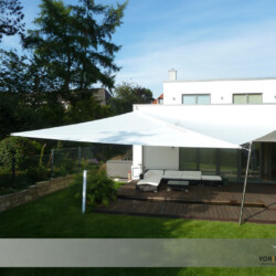 Weißes Sonnensegel für Terrasse und Koi-Teich Weißes Sonnensegel an einem modernen Haus mit Koi-Teich in Hamburg-Boberg