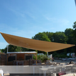 Bootshaus Schloss Weissenhaus Strandbar - aufrollbares Sonnensegel Motorisch aufrollbares Sonnensegel über der Beachbar im Bootshaus Schloss Weissenhaus