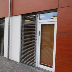 Außen-Jalousie mit geschlossenen Lamellen Außen-Jalousie (Raffstore) mit gekippten Lamellen. Hier als Beschattung und Verdunklung in einer Kita