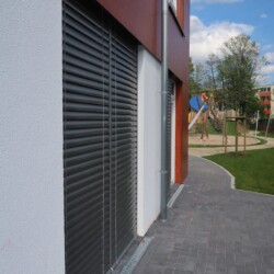 Außen-Jalousie mit geschlossenen Lamellen Außen-Jalousie (Raffstore) mit geschlossenen Lamellen. Hier als Beschattung und Verdunklung in einer Kita