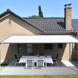 Pergola-Markise Große Pergola-Markise auf Terrasse eines Wohnhauses