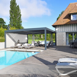 Lamellendach auf Terrasse mit Pool Lamellendach auf Terrasse mit Pool. Seitlicher ZIP-Screen als Sicht- und Windschutz