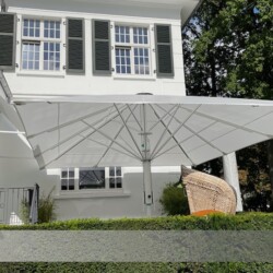 Bahama Jumbrella XL am BCH Bahama XL-Schirm für Sonnen- und Regenschutz am Business Club Hamburg