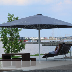 Starkwind Schirm mit Werbeaufdruck Der Bahama Jumbrella Profi-Schirm mit Werbeaufdruck hat eine garantierte Windstabilität von 8 Beaufort.