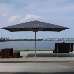 Bahama Jumbrella Profischirm Der Bahama Jumbrella Profi-Schirm an der Ostsee hat eine garantierte Windstabilität von 8 Beaufort.