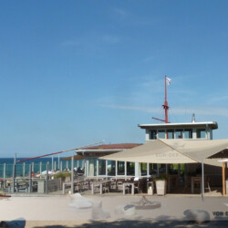 Sonnensegel über Beachbar am Bootshaus Weißenhaus Sonnensegel über Beachbar am Bootshaus - Schlossgut Weißenhaus