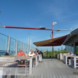 Aufrollbare Sonnensegel am Bootshaus Weißenhaus Aufrollbare Sonnensegel am Bootshaus mit Seeblick - Schlossgut Weißenhaus