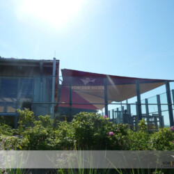 Sonnensegel auf Seeseite im Bootshaus Weißenhaus Sonnensegel über Terrasse im Seeblick im Restaurant Bootshaus