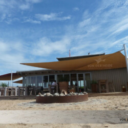 Sonnensegel über Beachbar Großes rollbares Sonnensegel über der Beachbar am Booshaus Weißenhaus