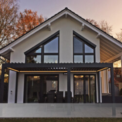 Doppel-Lamellendach mit LED-Beleuchtung Dieses doppelte Lamellendach wurde an einem Haus mit WDVS-Fassade montiert. Stimmungsvolle Beleuchtung mittels LED.