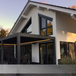 Dieses doppelte Lamellendach wurde an einem Haus mit WDVS-Fassade montiert. Stimmungsvolle Beleuchtung mittels LED. Neu Schönningstedt.