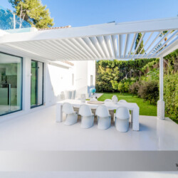 Lamellendach weiß Aluminium-Pregola mit Kipp-Lamellen. Farbe weiß über Terrassen-Essplatz