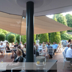 Sonnenschutz im Eis-Café deseo Oldenburg Zwei große Rollup Sonnensegel im Eis-Café deseo in Oldunburg. Tagsüber als Sonnenschutz, abends für eine behagliche Wärme.