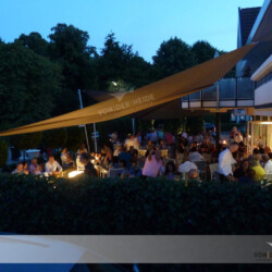 Sonnensegel in Eiscafé "Deseo" Oldenburg Zwei große Rollup Sonnensegel im Eis-Café deseo in Oldunburg. Tagsüber als Sonnenschutz, abends für eine behagliche Wärme.