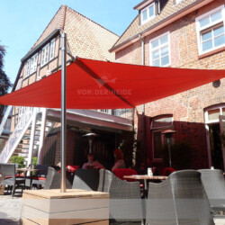 Soliday-C Sonnensegel in der Altstadt Lüneburg Soliday-C Sonnensegel im Café News in der Altstadt Lüneburg. Mastbefestigung mit Holz-Kuben