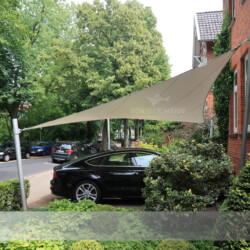Carport-Sonnensegel weiß Sonnensegel als Carport in Norddeutschland zum Schutz vor Laub und Dreck.