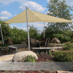 Freistehendes Sonnensegel auf 4 Masten Comfort-Segel für Außensitzplatz in Firma