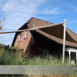 Sonnensegel-Lösung in Winsen Wenn Ihre Wünsche definiert sind, erarbeiten wir gemeinsam die beste Lösung. Hier die Sonnensegel-Montage oberhalb des Dachüberstandes.